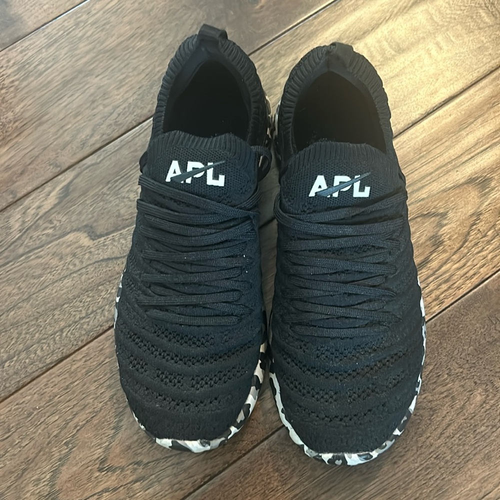 APL women’s tech loom wave sneakers leopard detail size 8.5 US